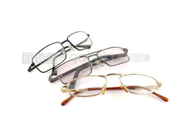 三個(gè)光學(xué)眼鏡