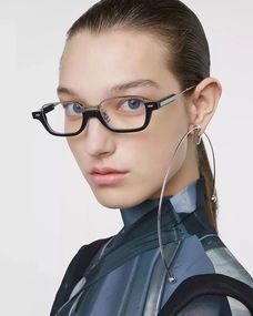 哥哥們，請用眼鏡“殺”我——論眼鏡的魅力與符號學